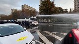 法国消防员上街抗议要求加薪 警方高压水枪催泪弹驱散