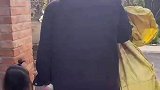 老爷子自打有了重孙，他每个月的生活就是三天富农，二十天贫农