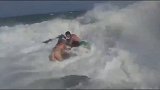 西班牙：海边男健身教练跳进海里救女同事，二人不幸双双身亡