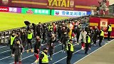 实拍贺一然遭亚泰球迷谩骂 做出挑衅手势回应球迷