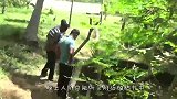 深坑中传来一阵惨叫声，男子立马寻声而去，看清后直接跳了下去！