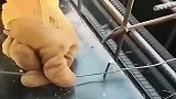 木工里的高手，铁锤拧铁丝，不用专业的工具能牢固吗