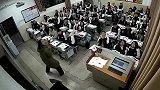 教室出现“不明物体”，老师让同学们淡定，却遭学生“无情嘲讽”