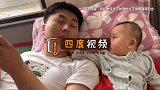 宝爸现场教学萌娃打王者荣耀 萌娃“细心”倾听网友感叹：受累了