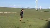 这小孩儿表情绝了，平时一看就没少跟你爸喝酒，动作也太娴熟了