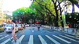 尴尬到原路返回，妹子跑着过马路，与大哥撞个满怀