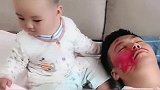 趁爸爸睡着，小祖宗终于下手了，接下来一幕，不愧是亲生的！