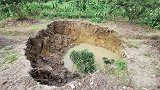 广西一村庄地面持续塌陷现多个坑洞：已撤离42人，诱因不明