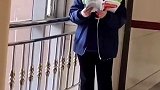 郑州高校保洁阿姨楼道里看书  阿姨：不断学习 提升自己