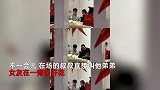男生第1次见女友家长，成功与老丈人打成一片，女友暗中观察细节窃喜