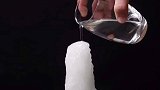 捏一下橘子皮气球爆炸了