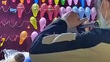 小姐姐在夜市打气球百发百中，老板再打你就是老板了