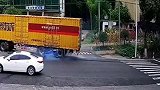 电动三轮车冲锋式过马路，大卡车剎到轮胎冒烟