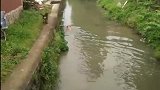 狗子：兄弟从这边上来，这边水浅一点！