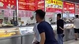 食堂里拍到的一幕，打饭阿姨挺好一小伙，就是不太正常