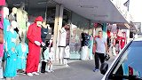 假人朝大叔竖起大拇指，大叔回应后又折回细看，太搞笑了！