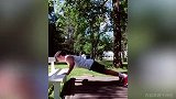 射手王是如何练成的！莱万展示教科书式俯卧撑