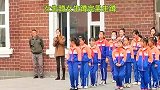 考试后师生共同游戏萝卜蹲，等到班主任蹲，全校学生嗨了