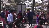 夫妻俩带孩子爬天柱山，到了山顶娃娃不见了！结果夫妻俩开战了！