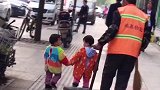 72岁大爷带着双胞胎孙女扫街