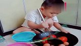 宝宝非要做饭，妈妈进去看到这一幕，差点笑喷了