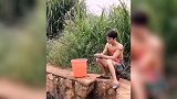 男厕在女厕旁边，自个儿找去吧