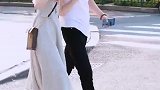 街拍小情侣小姐姐真好看，如果这是你女朋友，你的眼睛会看哪里