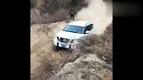 途乐强势爬坡越野，风尘滚滚，气势磅礴！