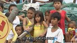 巨型生物搁浅海边，上百村民纷纷围观，没人知道它年纪有多大
