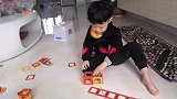 这个春节很特别，孩子们只能躲在家里自娱自乐
