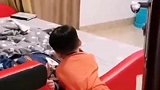 3岁的弟弟给熟睡的姐姐喂泡面，这也太有爱了吧！