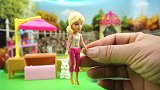 芭比娃娃邀请小猪佩奇和苏西到她的花园玩
