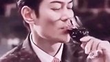 59岁江华罕露面 一身帅气装扮重现当年风范 潇洒不羁的步伐多年未变 影迷们喊话 还想看到他的戏