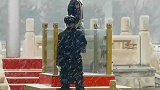 鹅毛大雪中执勤，走下哨岗双腿冻僵