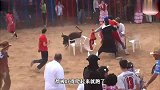 这俩人当老牛面嘚瑟，还有人坐在斗牛场里，这可把老牛给惹火了