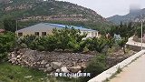 农村姑娘和朋友去小山村玩 溪水清澈见底 打水仗像孩子一样疯玩