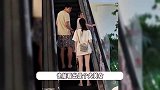 范志毅一家三口上海逛街，小17岁妻子长腿抢镜，小女儿正脸像极妈妈
