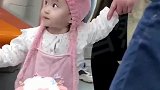 小女孩非要坐在帅哥身边，把帅哥都看得脸红，从此世界多了一个女儿奴