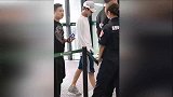 林彦俊白色宽松t搭半裤上演运动少年，插兜低头直走无心营业