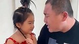 父女来一起对唱情歌，歌声太美配合默契，父女情深画面让人感动！