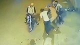 监控实拍美国一家口回家路上遇劫匪，当孩子面做这事，良心不痛么