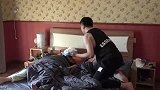 你给我解释解释，家里怎么多了一个女的！