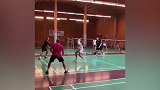真是一帮损友 打羽毛球也能这样被耍？