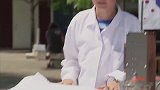 路人在仔细地扫描桌子上的东西，突然桌子突了起来，太刺激了！