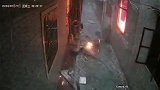 广东一居民楼后巷煤气罐爆炸 连同窗户的铁罩一起跌落一楼