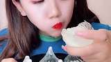 吃冰小姐姐，这次吃透明水晶包子冰块，吃得太香了