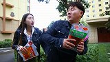 二货小伙偷辣条 没想遇到美女老板摊上说梦话，整个过程太逗了