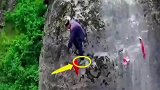 大爷居然想从悬崖峭壁上爬下来，这胆子真是太大了！