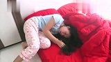 美女正熟睡，大叔趁机剪她头发，一转眼小姐姐的反应真搞笑！