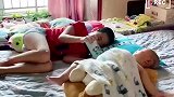 哥哥为玩手机有多努力，专门给弟弟安排上“新武器”